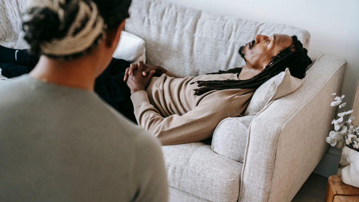 Como a hipnoterapia pode ajudar no tratamento psicológico?